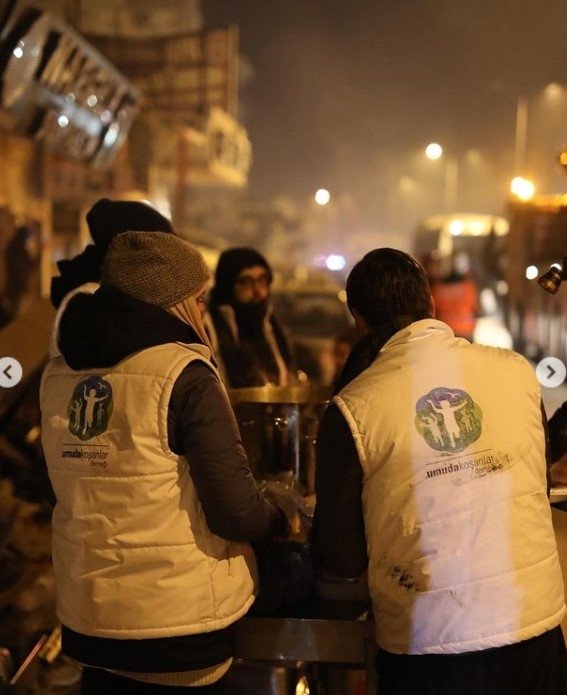 Gamze Özçelik depremzedeler için seferber oldu! Hatay’da konteyner kent kuruyor