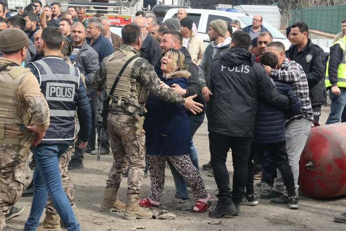 Depremin merkezi Kahramanmaraş'ta iş yerinin çatısı çöktü: 1 ölü