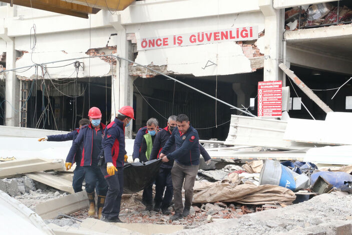 Depremin merkezi Kahramanmaraş'ta iş yerinin çatısı çöktü: 1 ölü