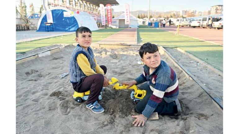 Depremzedeler hayata tutunuyor