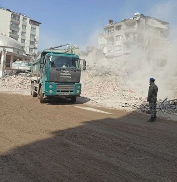 Mehmetçik, deprem bölgesinde enkaz kaldırma çalışmalarına destek vererek, asayiş faaliyetlerini sürdürüyor