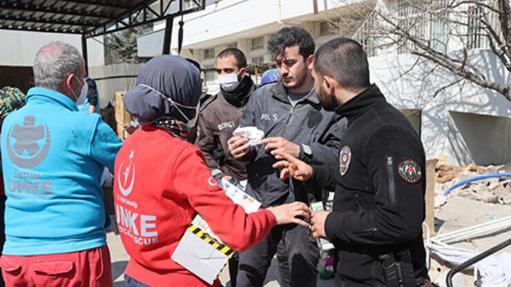 Sağlık Bakanlığı ekiplerinden enkazda çalışanlara "maske" uyarısı