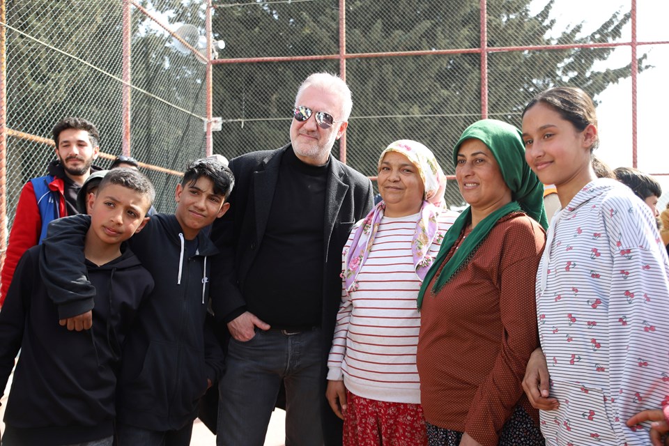 Ünlü isimler deprem bölgesinde - 2