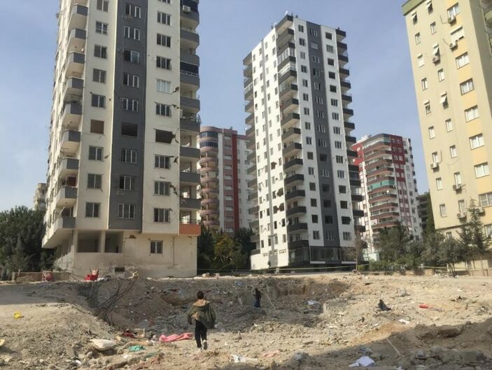 Adana'da depremin yaşandığı an oyun oynamak için uyanık olan çocuk aileyi ölümden kurtardı