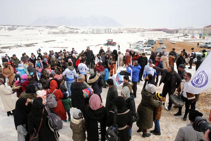 Bitlis'te depremzedeler kayak yaparak eğlendi