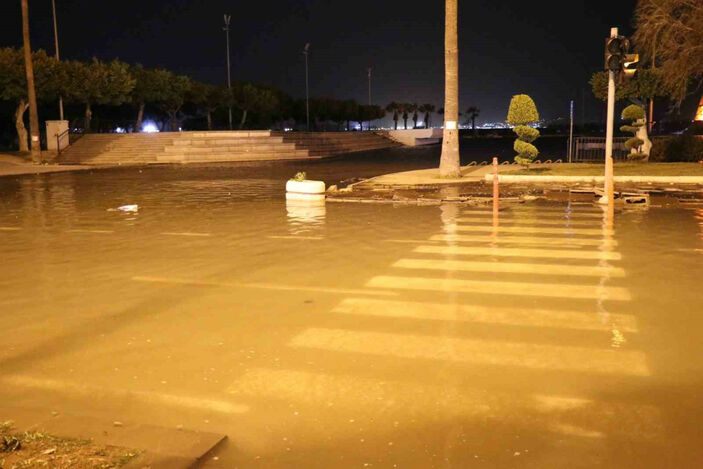 İskenderun’da deniz taştı, caddeler sularla doldu #5