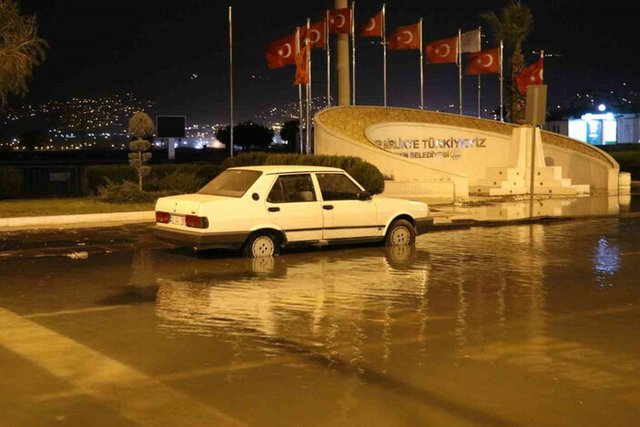 İskenderun’da deniz taştı, caddeler sularla doldu