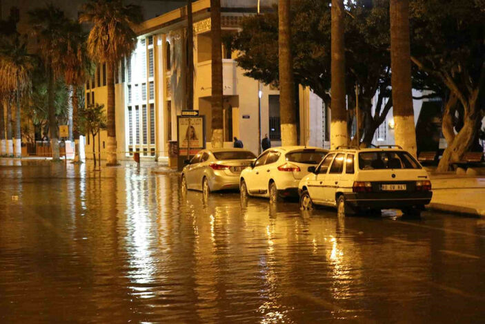 İskenderun’da deniz taştı, caddeler sularla doldu