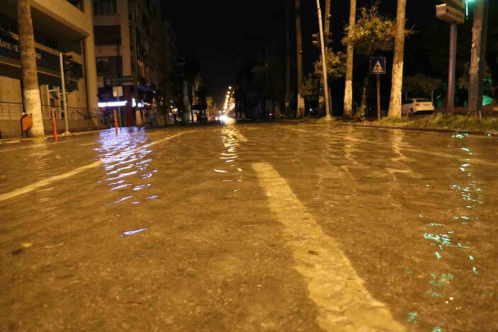 İskenderun’da deniz taştı, caddeler sularla doldu #8