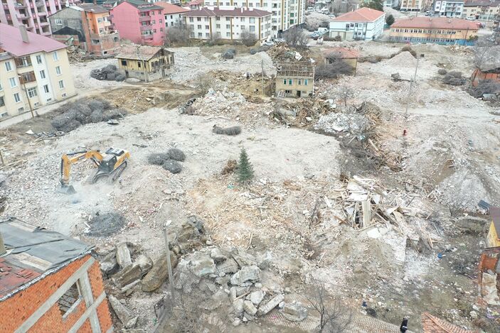 Bolu'da fay hattı üzerindeki binalar yıkılıyor