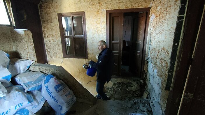 Antakya'da evi yıkılan Suriyeli: Canımızı zor kurtardık