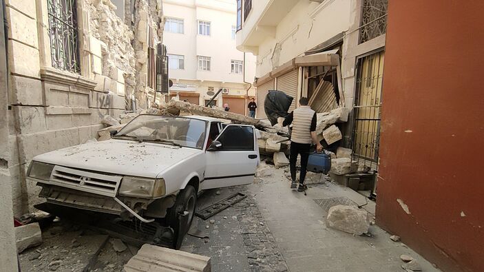 Antakya'da evi yıkılan Suriyeli: Canımızı zor kurtardık