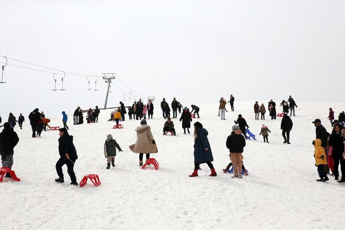 Bitlis'te depremzedeler kayak yaparak eğlendi