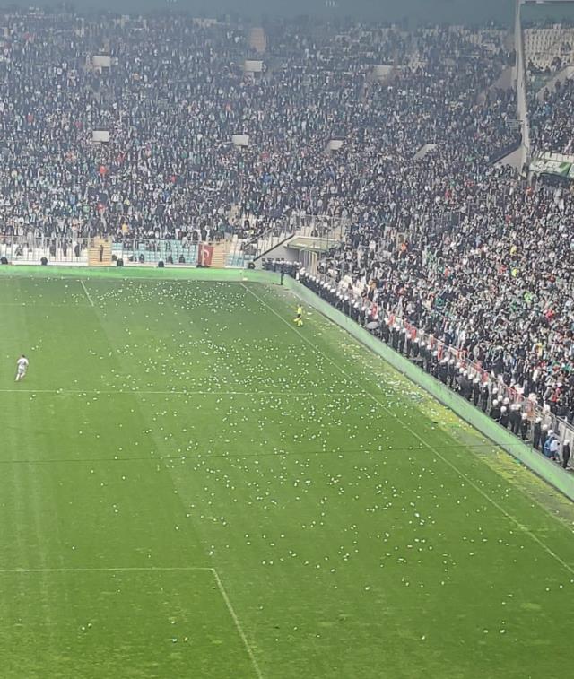 Bursaspor-Amedspor maçını izleyen tüm futbolseverler aynı soruyu sordu: Bu maç nasıl tatil edilmez?