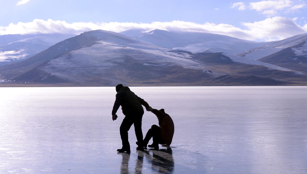 Büyük bölümü donan Çıldır Gölü turistleri ağırlamaya devam ediyor