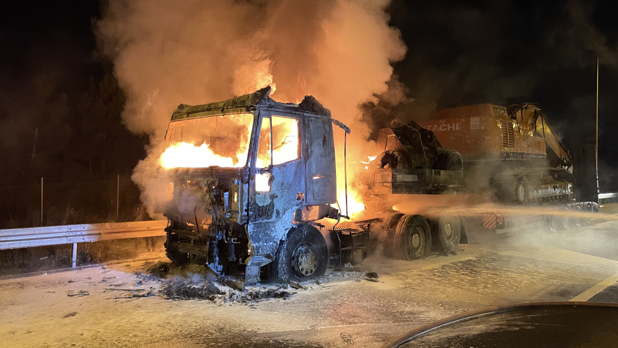 Deprem bölgesine iş makinesi götüren TIR cayır cayır yandı