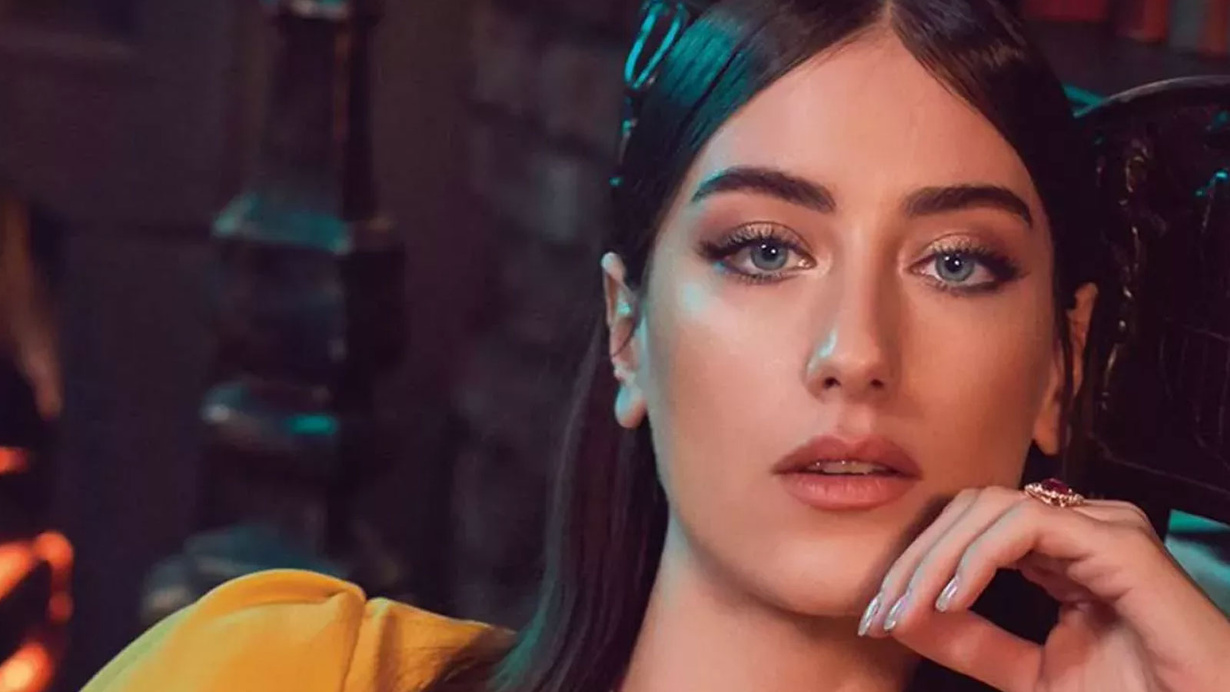 Hazal Kaya sosyal medyadan duyurdu: Ciddiye almayın