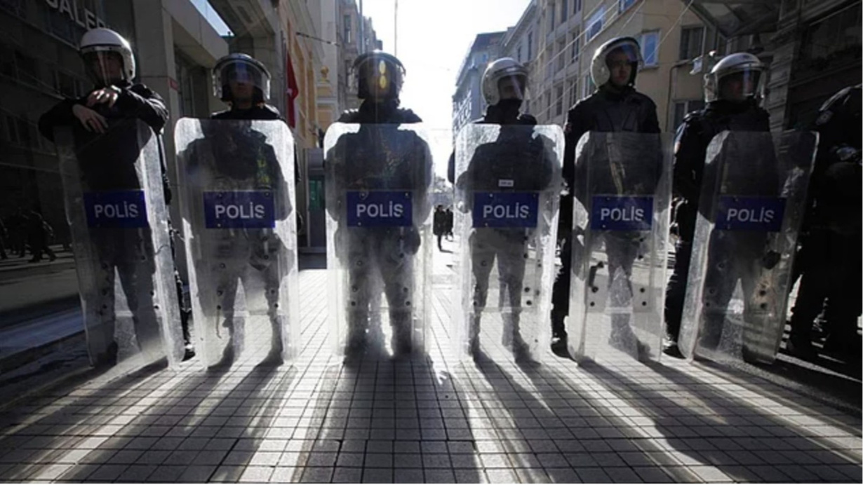 İstanbul Beyoğlu'nda izinsiz gösteriye 8 gözaltı