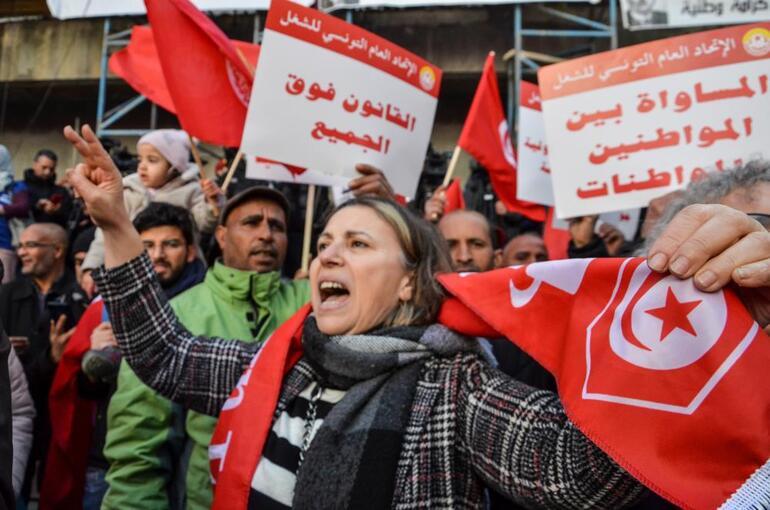 Tunusta binlerce göstericinin katılımıyla hükümet karşıtı protesto